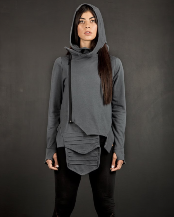 Hoodie dengan desain dekonstruksi dan tampilan yang edgy